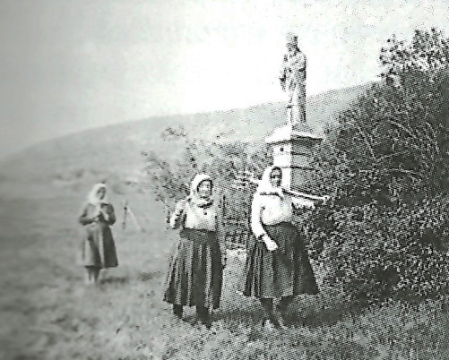 Zeny cestou do prace na Glavici, v pozadi socha sv. Urbana, 1959